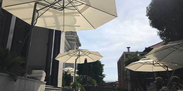 Thay bạt dù che homestay